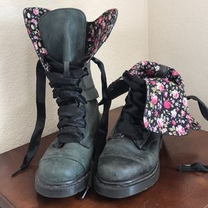 Dr.Marten’s Triumph 1914 Black/Grey Floral boots